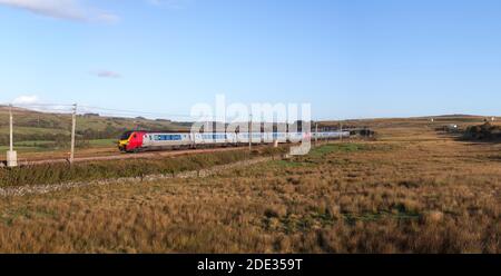 Avanti West Coast treni diesel Bomabrdier voyager in esecuzione sul Elettrificata linea principale della costa occidentale passando per la campagna Cumbria Foto Stock