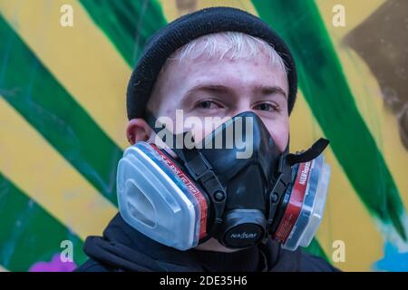 Glasgow, Scozia, Regno Unito. 28 Novembre 2020. L'illustratore e designer Calum Lockerbie di Glasgow lavora su un nuovo murale all'esterno del famoso ristorante Rogano. Credito: SKULLY/Alamy Live News Foto Stock