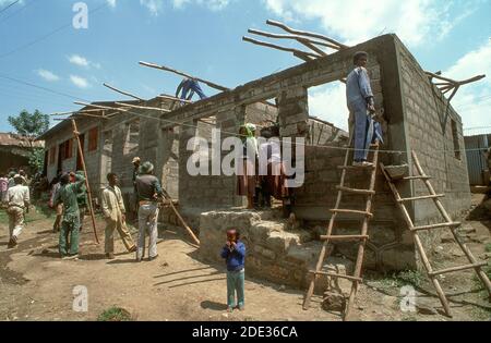 Partecipazione comunitaria nella costruzione di nuove case in cemento, Addis Abeba, Etiopia Foto Stock