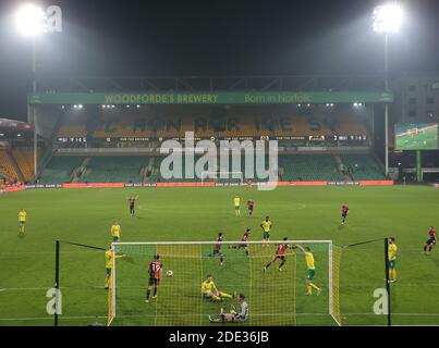 Maxime Biamou di Coventry City festeggia il primo gol del suo fianco durante la partita del campionato Sky Bet a Carrow Road, Norwich. Foto Stock