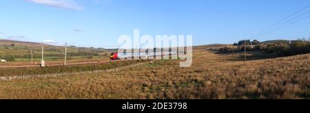 Avanti West Coast treni diesel Bomabrdier voyager in esecuzione sul Elettrificata linea principale della costa occidentale passando per la campagna Cumbria Foto Stock