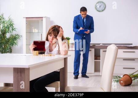 Donna proprietaria e poliziotto in casa concetto Foto Stock