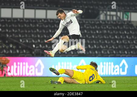 DERBY, INGHILTERRA. 28 NOVEMBRE Jason Knight of Derby County salti di Alex Pattison of Wycombe Wanderers durante la partita Sky Bet Championship tra Derby County e Wycombe Wanderers al Pride Park, Derby sabato 28 novembre 2020. (Credit: Jon Hobley | MI News) Credit: MI News & Sport /Alamy Live News Foto Stock