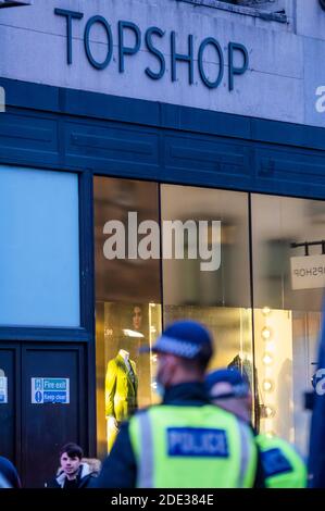 Londra, Regno Unito. 28 Nov 2020. Police temporarilly blocco del negozio in lotta Top Shop a Oxford Circus - la protesta organizzata da Stand Up X si raggruppa in Hyde Park e poi si abbassa Oxford Street ancora una volta. Si domanda se l'intera pandemia di covidio sia una bufala e credono che gli scienziati, che sono d'accordo con loro, siano esclusi dai media. Credit: Guy Bell/Alamy Live News Foto Stock