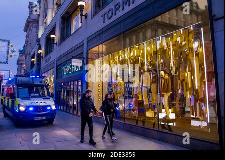 Londra, Regno Unito. 28 Nov 2020. Police temporarilly blocco del negozio in lotta Top Shop a Oxford Circus - la protesta organizzata da Stand Up X si raggruppa in Hyde Park e poi si abbassa Oxford Street ancora una volta. Si domanda se l'intera pandemia di covidio sia una bufala e credono che gli scienziati, che sono d'accordo con loro, siano esclusi dai media. Credit: Guy Bell/Alamy Live News Foto Stock