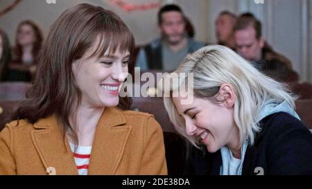 LA STAGIONE PIÙ FELICE 2020 Sony Pictures ha rilasciato un film con Mackenzie Davis A sinistra e Kristen Stewart Foto Stock