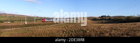 Avanti West Coast treni diesel Bomabrdier voyager in esecuzione sul Elettrificata linea principale della costa occidentale passando per la campagna Cumbria Foto Stock