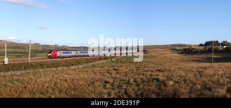 Avanti West Coast treni diesel Bomabrdier voyager in esecuzione sul Elettrificata linea principale della costa occidentale passando per la campagna Cumbria Foto Stock