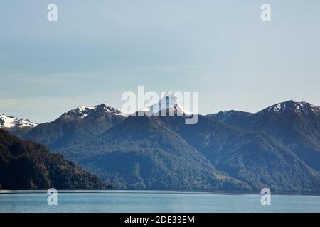 Cerro Tronador montagna vista dal Lago Todos Los Santos, Petrohue, Cile Foto Stock