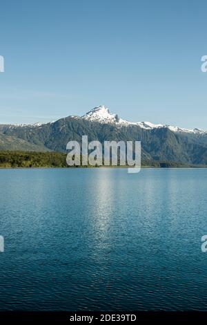 Cerro Tronador montagna vista dal Lago Todos Los Santos, Petrohue, Cile Foto Stock