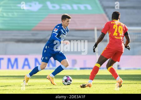 Marvin Wanitzek (KSC) in duelli con Jamilu Collins (SC Paderborn). GES/Calcio/2. Bundesliga: Karlsruher SC - SC Paderborn, 11/28/2020 Calcio: Campionato: Squadra vs squadra, Località, Novembre 28, 2020 | usage worldwide Foto Stock