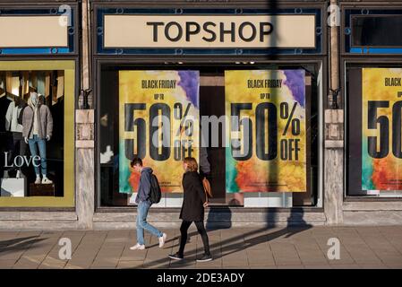 Annunci del Black Friday nella finestra di Topshop, parte dell'impero al dettaglio di Sir Philip Green Arcadia, ora in amministrazione. Princes Street, Edimburgo. Foto Stock