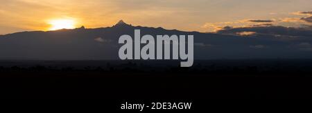 Africa, Kenya, Plateau di Laikipia, Distretto di frontiera settentrionale, Conservatorio di OL Pejeta. Monte Kenya alba, montagna più alta in Kenya, 17,057 piedi Foto Stock