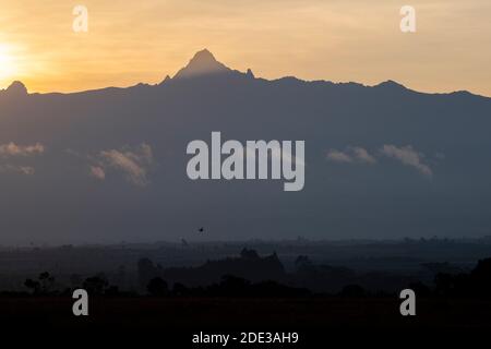 Africa, Kenya, Plateau di Laikipia, Distretto di frontiera settentrionale, Conservatorio di OL Pejeta. Monte Kenya alba, montagna più alta in Kenya, 17,057 piedi Foto Stock