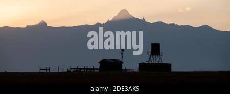 Africa, Kenya, Plateau di Laikipia, Conservatorio Ol Pejeta. Monte Kenya alba, montagna più alta in Kenya, 17,057 piedi UNESCO. Silhouette della stazione del bestiame. Foto Stock