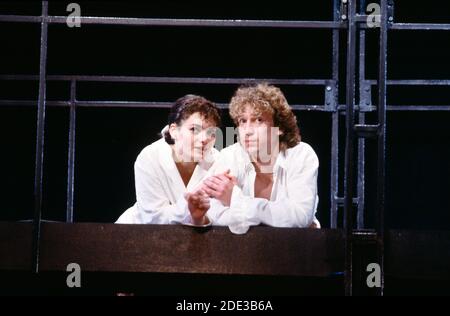 Sarah-Jane Fenton (Juliet), Richard Huw (Romeo) a ROMEO E JULIET di Shakespeare al Young Vic Theatre, Londra SE1 26/10/1987 design: Fran Thompson illuminazione: Paul Denby registi: David Thacker & Jeremy Bell Foto Stock