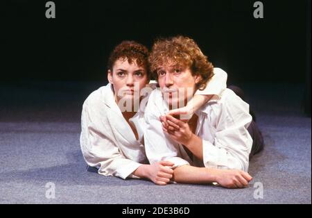 Sarah-Jane Fenton (Juliet), Richard Huw (Romeo) a ROMEO E JULIET di Shakespeare al Young Vic Theatre, Londra SE1 26/10/1987 design: Fran Thompson illuminazione: Paul Denby registi: David Thacker & Jeremy Bell Foto Stock