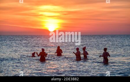 Brighton UK 28th November 2020 - UN gruppo di nuotatori di mare godersi il tramonto nel tardo pomeriggio sulla spiaggia di Brighton, mentre una bella giornata d'autunno calda si avvicina alla costa meridionale: Credit Simon Dack / Alamy Live News Foto Stock