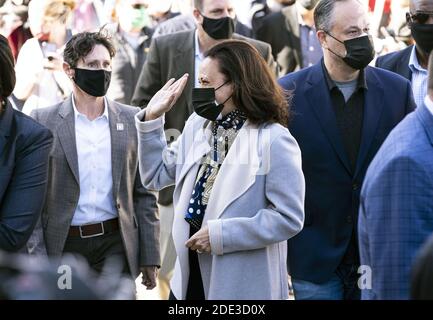 Washington, Stati Uniti. 28 Nov 2020. Vicepresidente eletto Kamala Harris e suo marito Doug Emhoff negozio al Downtown Holiday Market per le piccole imprese Sabato a Washington, DC Sabato, 28 novembre 2020. Foto di Kevin Dietsch/UPI Credit: UPI/Alamy Live News Foto Stock