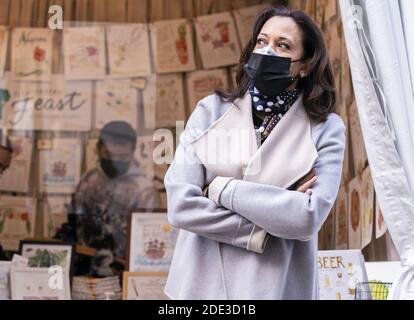 Washington, Stati Uniti. 28 Nov 2020. Vicepresidente eletto Kamala Harris negozi al Downtown Holiday Market per piccole imprese Sabato a Washington, DC Sabato, 28 novembre 2020. Foto di Kevin Dietsch/UPI Credit: UPI/Alamy Live News Foto Stock