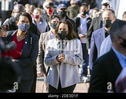 Washington, Stati Uniti. 28 Nov 2020. Vicepresidente eletto Kamala Harris, suo marito Doug Emhoff e DC Mayor Muriel Bowser negozio al centro di Holiday Market per piccole imprese Sabato a Washington, DC il Sabato, 28 novembre 2020. Foto di Kevin Dietsch/UPI Credit: UPI/Alamy Live News Foto Stock