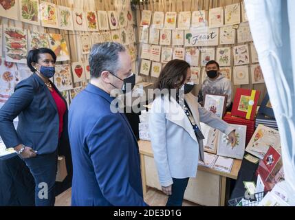 Washington, Stati Uniti. 28 Nov 2020. Vicepresidente eletto Kamala Harris, suo marito Doug Emhoff e DC Mayor DC Mayor Muriel Bowser negozio al centro di Holiday Market per piccole imprese Sabato a Washington, DC il Sabato, 28 novembre 2020. Foto di Kevin Dietsch/UPI Credit: UPI/Alamy Live News Foto Stock