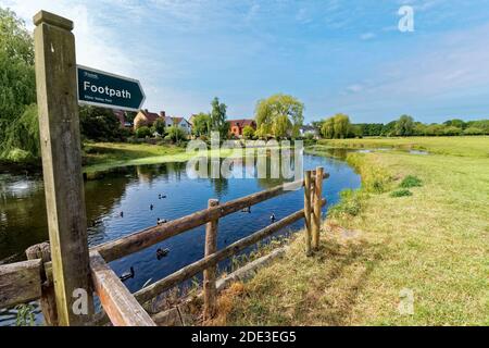 Sentiero segno lungo il fiume Stour a Sudbury, Suffolk, Inghilterra. Foto Stock