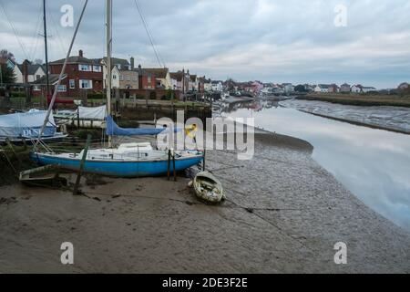 Il pittoresco villaggio di Rowhege sul fiume Colne in Essex, Regno Unito Foto Stock