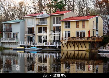 Reston, VA, Stati Uniti -- Nov 26, 2020. Una foto di colorate case sul lago sul lago Anne in Reston Virginia. Foto Stock