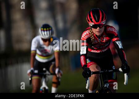 L'olandese Denise Betsema ha ritratto in azione durante la gara d'elite delle donne di Urban Cross Kortrijk, seconda gara del trofeo 'Trocee Veldrijden' (su otto) Foto Stock