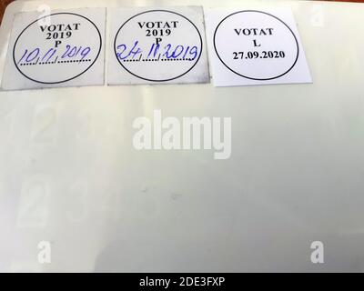 Orsova / Romania - 27 settembre 2020: Adesivi ‘votati’ sul retro di una carta d’identità in Romania Foto Stock