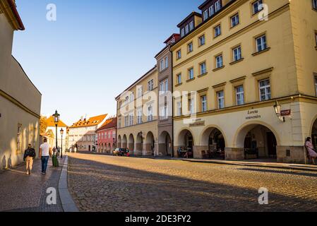 Praga, repubblica Ceca - 19 settembre 2020. Vecchia architettura con portici in via Loretanska senza turisti durante le restrizioni di viaggio per coronav Foto Stock