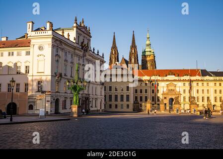 Praga, repubblica Ceca - 19 settembre 2020. Piazza Hradcanske namesti senza persone durante le restrizioni di viaggio - Palazzo arcivescovile Foto Stock