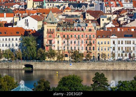 Praga, repubblica Ceca - 19 settembre 2020. Smetanovo nabrezi - Smetana Riverbank durante la crisi del coronavirus e il divieto di viaggio senza turisti Foto Stock