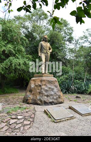 La statua di David Livingstone nel Victoria Falls National Park, Zimbabwe, Africa. Due placche sono stese a terra davanti alla scultura. Foto Stock