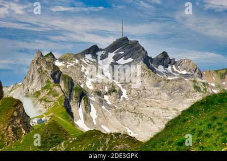 Vista della cima säntis dall'altmann, la più grande vetta della Svizzera orientale nella regione alpstein, cantone di appenzell. Escursioni e arrampicata Foto Stock