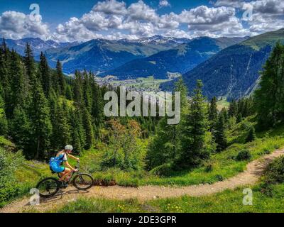 Tour in bicicletta delle Alpi di Davos con vista su Davos Dorf, percorso singolo. Un tour enduro da sogno attraverso le montagne svizzere. Davos Klosters Mountains Foto Stock