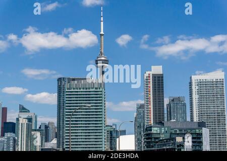 Downtown Toronto, Canada, Luglio 2015 - Vista di vari appartamenti e uffici edifici moderni con CN Tower dietro, sullo sfondo blu del cielo Foto Stock
