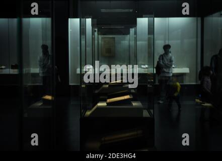 Shenzhen, la provincia cinese di Guangdong. 28 Nov 2020. Libri antichi sono esposti al Museo di Shenzhen a Shenzhen, provincia del Guangdong della Cina meridionale, 28 novembre 2020. Alla mostra sono stati esposti in totale 124 set di rari libri antichi. Credit: MAO Siqian/Xinhua/Alamy Live News Foto Stock