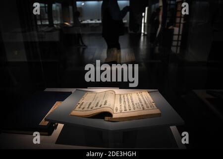 Shenzhen, la provincia cinese di Guangdong. 28 Nov 2020. Un libro antico è esposto al Museo di Shenzhen a Shenzhen, provincia del Guangdong della Cina meridionale, 28 novembre 2020. Alla mostra sono stati esposti in totale 124 set di rari libri antichi. Credit: MAO Siqian/Xinhua/Alamy Live News Foto Stock