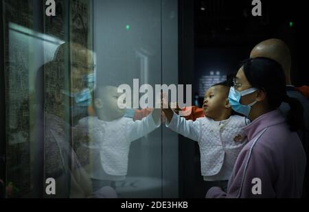 Shenzhen, la provincia cinese di Guangdong. 28 Nov 2020. I visitatori possono vedere libri antichi al Museo di Shenzhen a Shenzhen, nella provincia di Guangdong, nel sud della Cina, 28 novembre 2020. Alla mostra sono stati esposti in totale 124 set di rari libri antichi. Credit: MAO Siqian/Xinhua/Alamy Live News Foto Stock