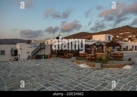 Chora, Isola di iOS, Grecia - 21 settembre 2020: La piazza principale nella città vecchia di Chora. Ristorante tradizionale nei dintorni. Foto Stock