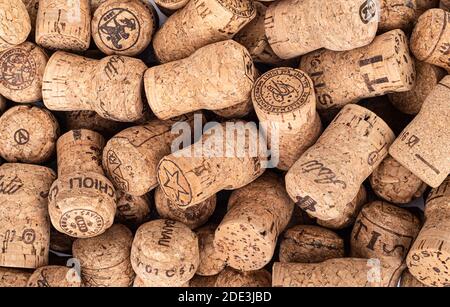 Mosca, Russia, 23 novembre 2020: I tappi di champagne si avvicinano come sfondo. La consistenza dei tappi di champagne. Vista dall'alto. Foto Stock