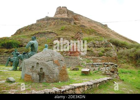 La Fortezza di Gori sulla collina con 3 di 8 del Memorial of Georgian Warrior Heroes Sculptures, Città di Gori, Georgia Foto Stock