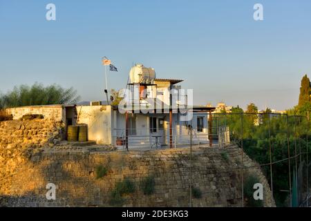 Posto di osservazione per la zona tampone ONU che separa Nicosia greca meridionale a Nicosia turca settentrionale, Cipro Foto Stock