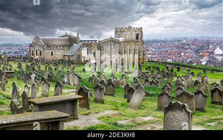 Chiesa di Santa Maria e il cimitero, impostazione per Bram Stokers Dracula prese a Whitby, nello Yorkshire, Regno Unito il 22 maggio 2018 Foto Stock