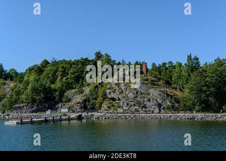 Molo e rocce della piccola isola di Vallisaari situata tra Helsinki E Suomenlinna Foto Stock