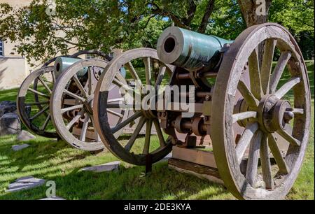 Vecchi cannoni di bronzo nella fortezza di Suomenlinna Foto Stock