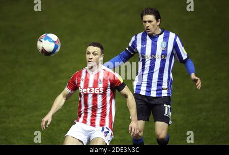 James Chester di Stoke City (a sinistra) e Adam di Sheffield Wednesday's Reach in azione durante la partita del campionato Sky Bet all'Hillsborough Stadium di Sheffield. Foto Stock