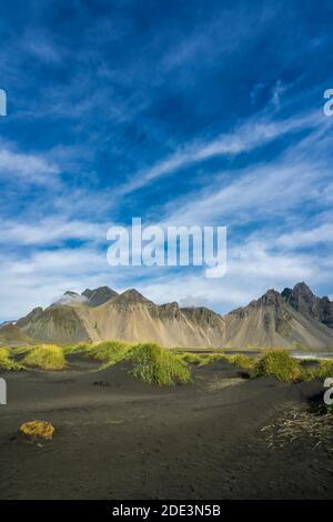 Vista panoramica della catena montuosa Vestrahorn contro il cielo a Stokksnes, Islanda Foto Stock